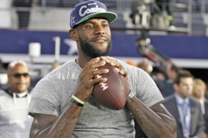 NFL球员：若詹姆斯转行打橄榄球 他将成史上最佳外接手之一🏈