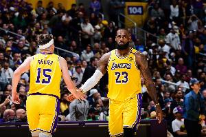 骄傲！里夫斯新高 詹姆斯发推：50块鸡块🐔！那个男孩儿太强了~