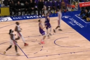 攻防一条龙！霍兰正面帽翻乔治 随后自己反击完成滑翔折叠暴扣