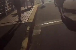这人气！詹姆斯凌晨抵达上海 大批球迷追车