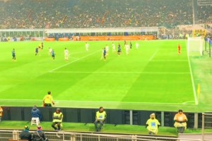 太冷静！实拍：苏西奇拉球过人收获蓝黑处子球，梅阿查陷入疯狂