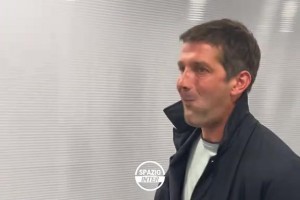 强度太大容易饿🤭！实拍：齐沃欧冠赛后吃着蛋糕通过采访通道